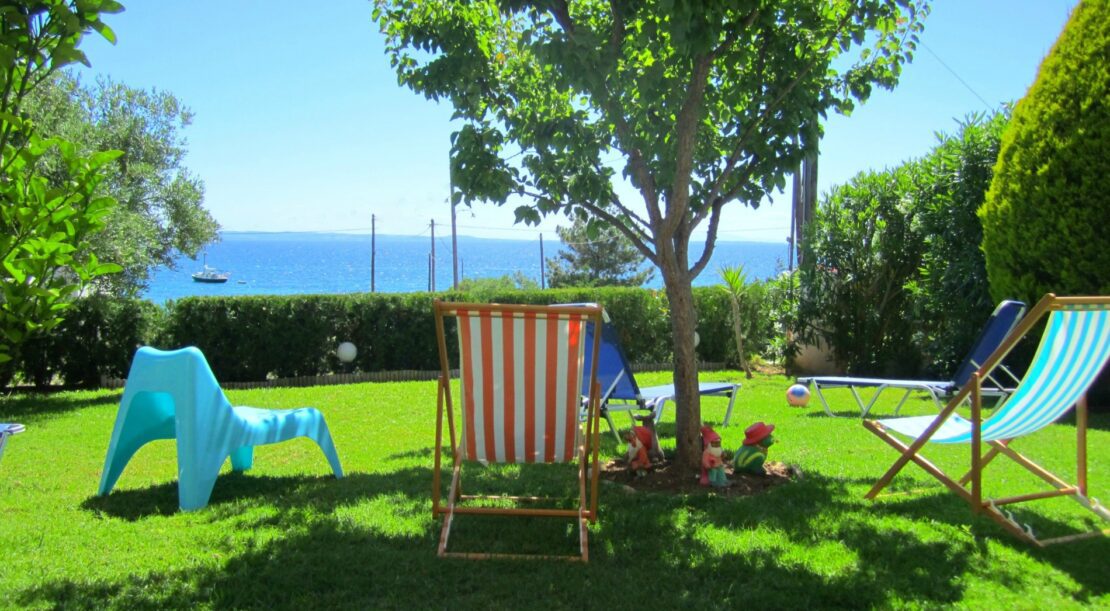 Summer House Nikiti-garden sea view